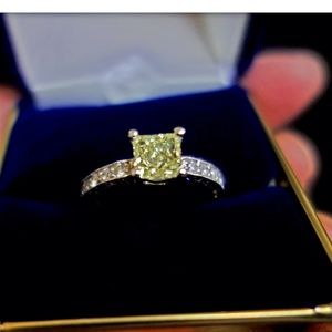 Last price drop. 14K Lt Yellow Diamond ring, center
 1 carat, 29 melee diamond
